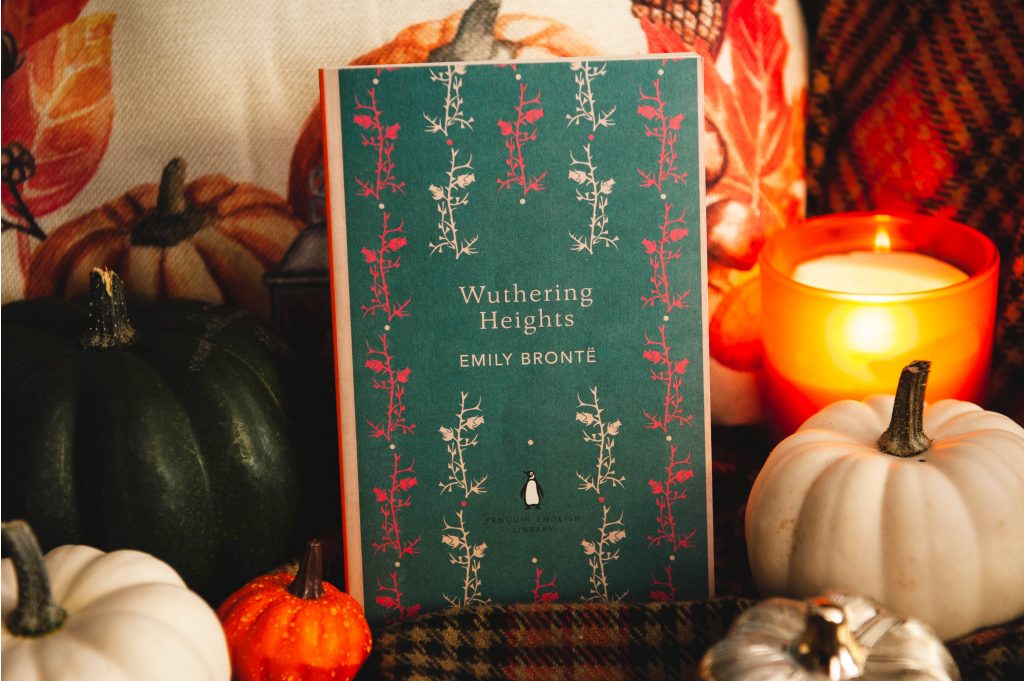 Wuthering Heights von Emily Brontewird als Klassiker der britischen Belletristik des 19. Jahrhunderts angesehen und ist der perfekte Roman für regnerische Tage.