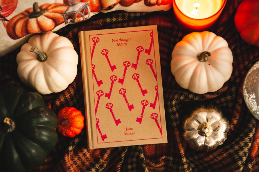 Northanger Abbey von der britischen Autorin Jane Austen ist eine Satire auf Gothic-Romane. Das perfekte Buch für den Herbst.