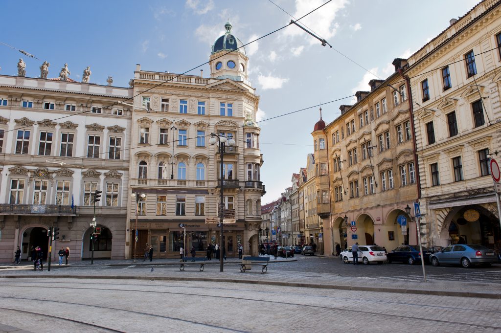 Die Mostecká-Straße wird auf beiden Seiten von Häusern mit Barockfassaden und zahlreichen Geschäften gesäumt.