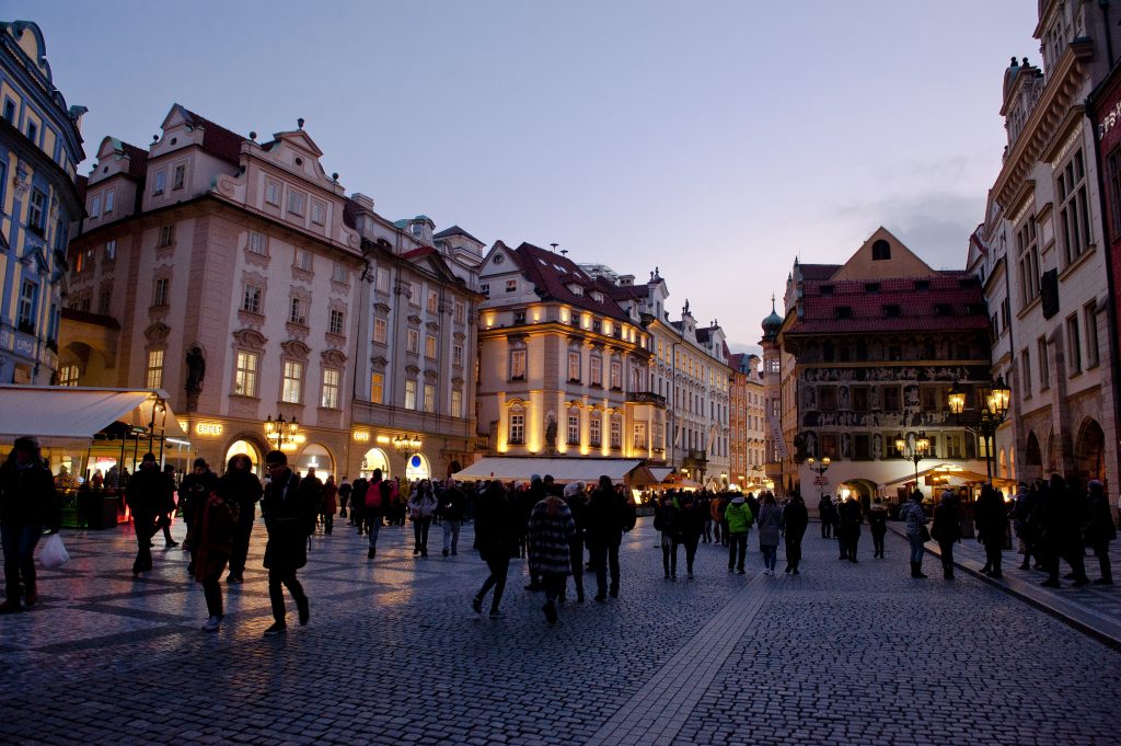 Ein Spaziergang durch die Prager Innenstadt in der Abenddämmerung sollte auf keinen Fall auf deiner To-Do-Liste fehlen.