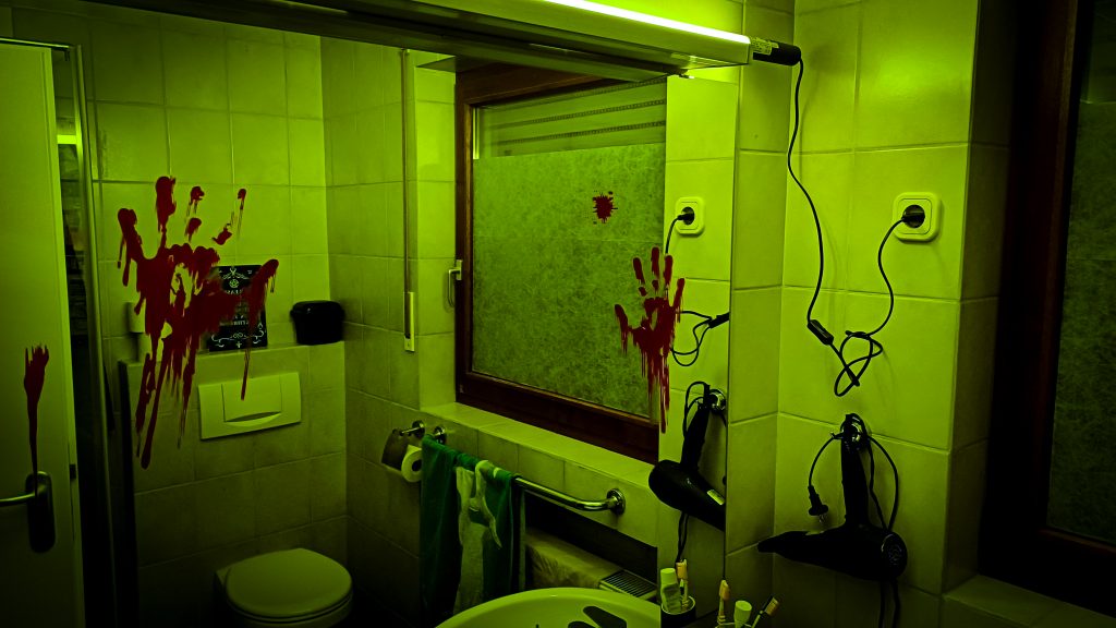 Badezimmer für Halloween-Party dekorieren