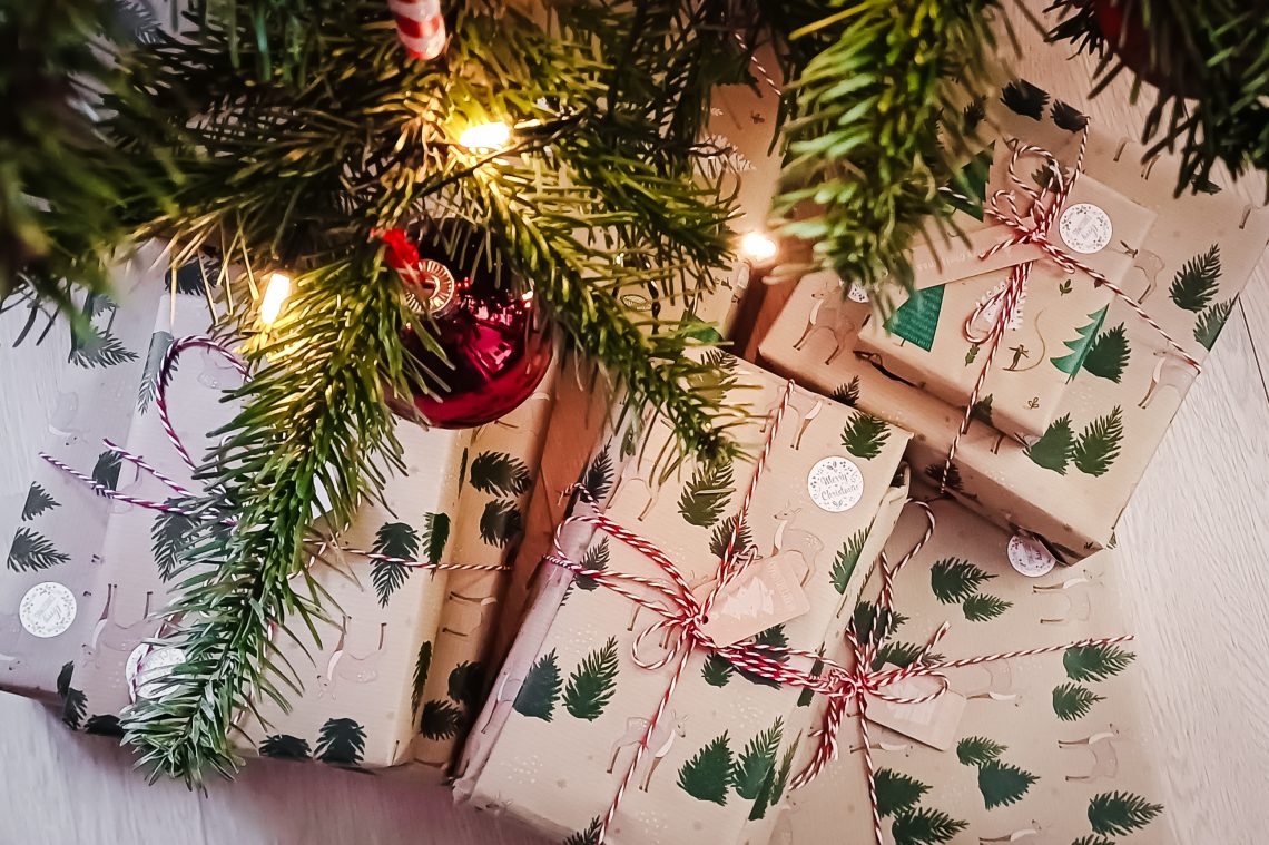 Geschenke unter einem Weihnachtsbaum