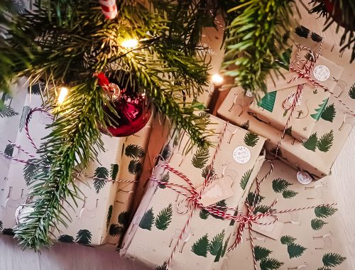 Geschenke unter einem Weihnachtsbaum