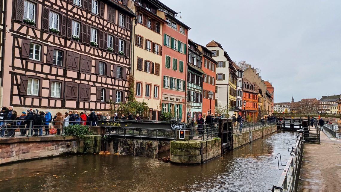 10 Dinge, die du in Straßburg zur Weihnachtszeit machen solltest - Fachwerkhäuser und Kanäle