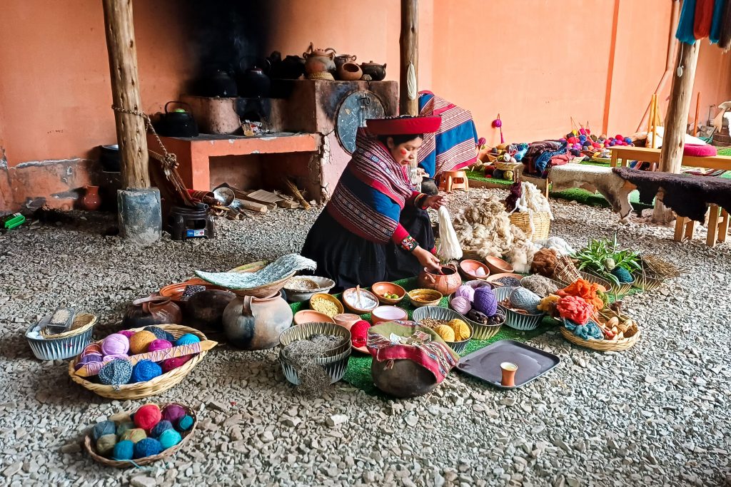 Wollverarbeitung und -färbung. Ein Highlight im Sacred Valley.