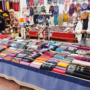 Verkaufsstand mit traditionellem Textilhandwerk im Sacred Valley, Peru