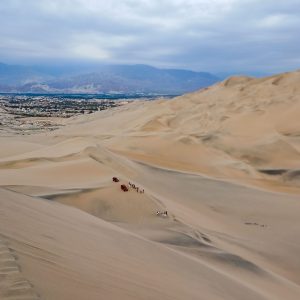 Ausblick von den Dünen von Huacachina, Peru.