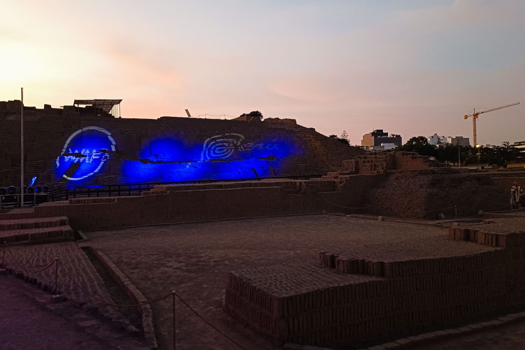 Blick von dem Huaca Pucllana Restaurant auf der Ruine bei Sonnenuntergang