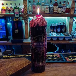 Rigaer Balsam Flasche mit Kerzenwachs in Folkklubs Ala Pagrabs in Riga, Lettland