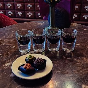Rigaer Balsam Verkostung und Pralinen in der Black Magic Bar, Riga, Lettland