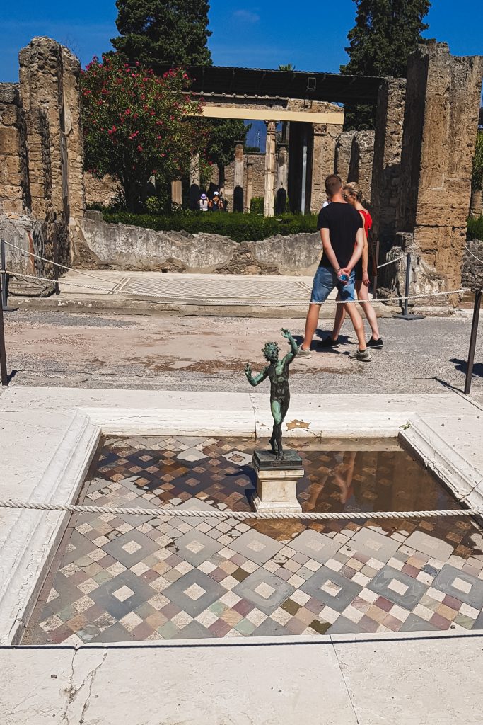 Nachbildung der Statue des „tanzenden Fauns“ in Pompeji