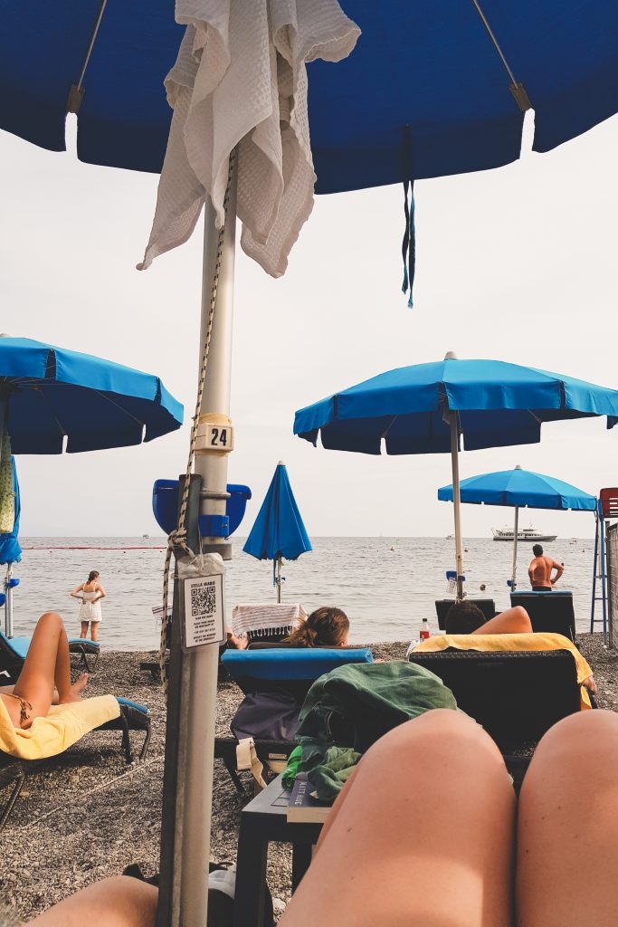Liegen und Sonnenschirme am Strand in Amalfi