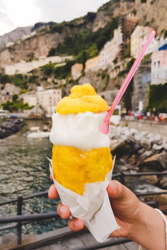 Sfusato Amalfitano gefüllt mit Zitronensorbet an der Amalfiküste