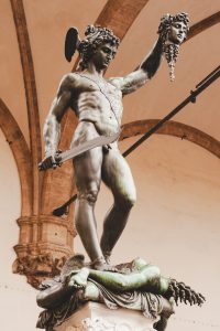 Cellinis Perseus mit dem Haupt der Medusa in der Loggia dei Lanzi in Florenz