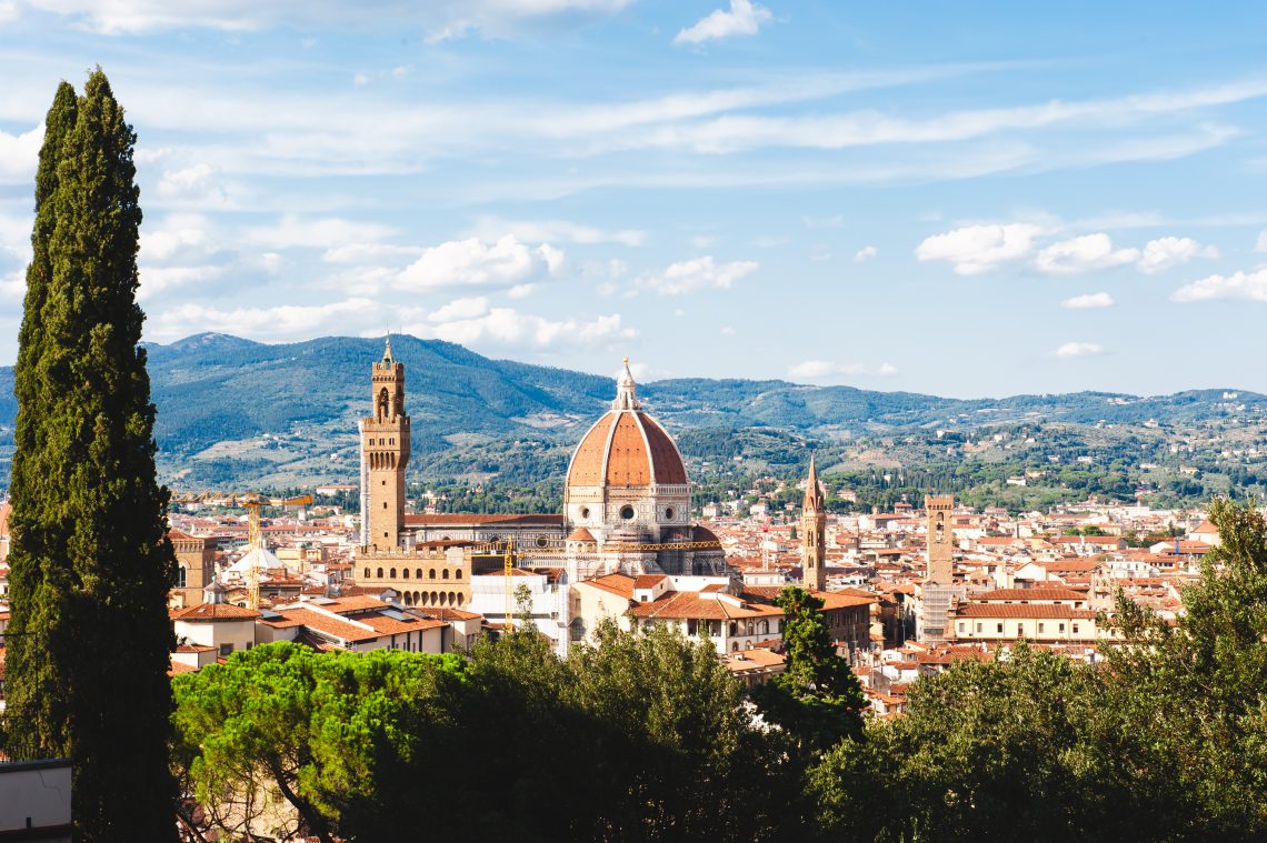 Blick auf den Dom Dom Santa Maria del Fiore von den Bardini-Gärten in Florenz