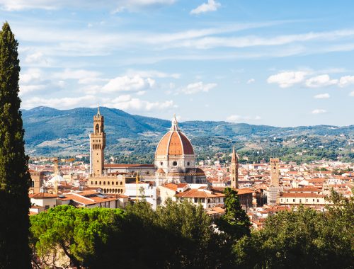 Blick auf den Dom Dom Santa Maria del Fiore von den Bardini-Gärten in Florenz