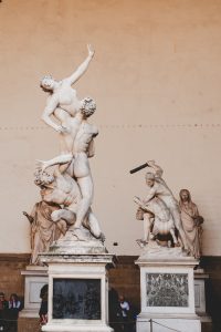 Giambolognas Raub der Sabinerinnen in der Loggia dei Lanzi in Florenz