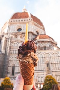 Eis in einer Waffel mit dem Dom Santa Maria del Fiore von Florenz im Hintergrund