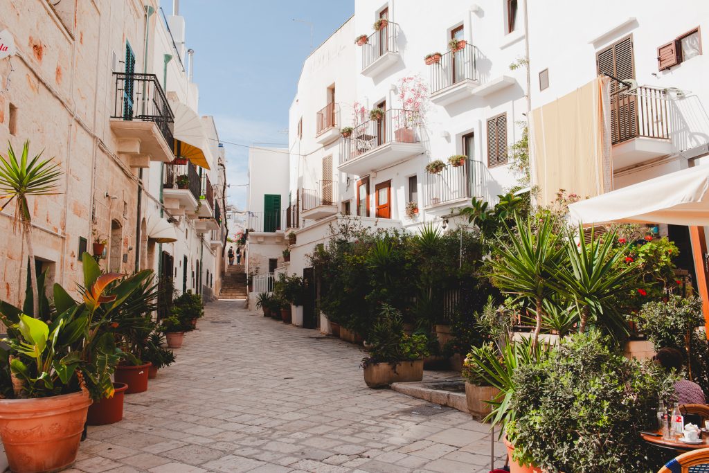 Gasse in der Altstadt von Polignano a Mare, Apulien, Italien.