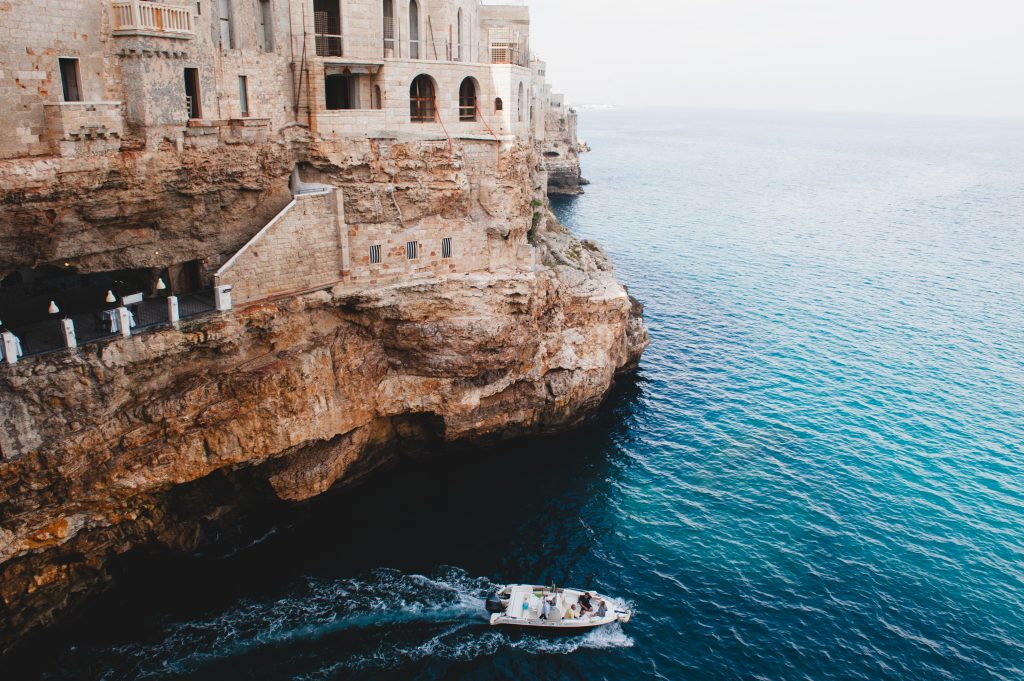 Die Klippen von Polignano a Mare, mit Blick auf das Restaurant Grotta Palazzese.