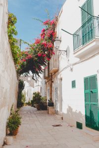 Kleine Gasse in der Altstadt von Polignano a Mare, Apulien, Italien.