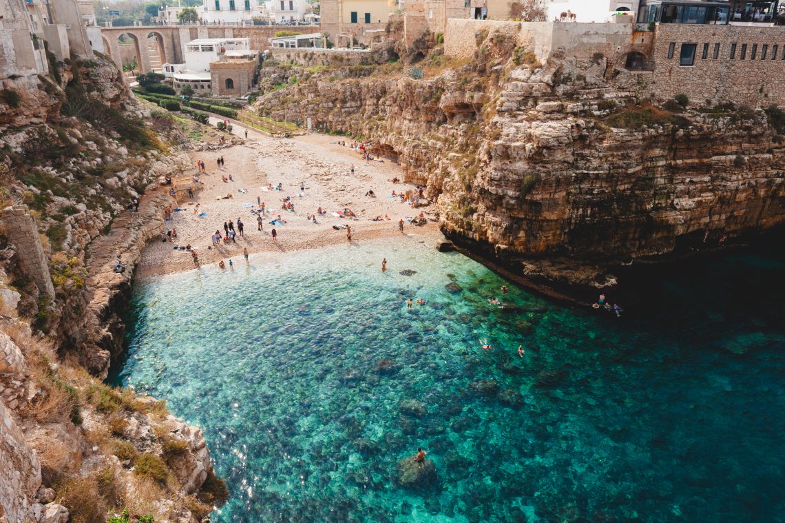 Lama Monachile Bucht Strand in Polignano a Mare, Apulien Italien.