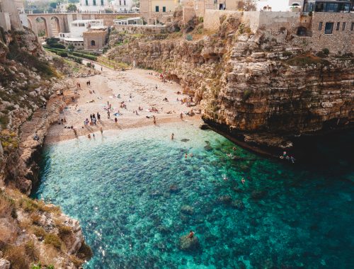 Lama Monachile Bucht Strand in Polignano a Mare, Apulien Italien.
