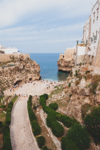 Lama Monachile Bucht Strand in Polignano a Mare, Apulien Italien.