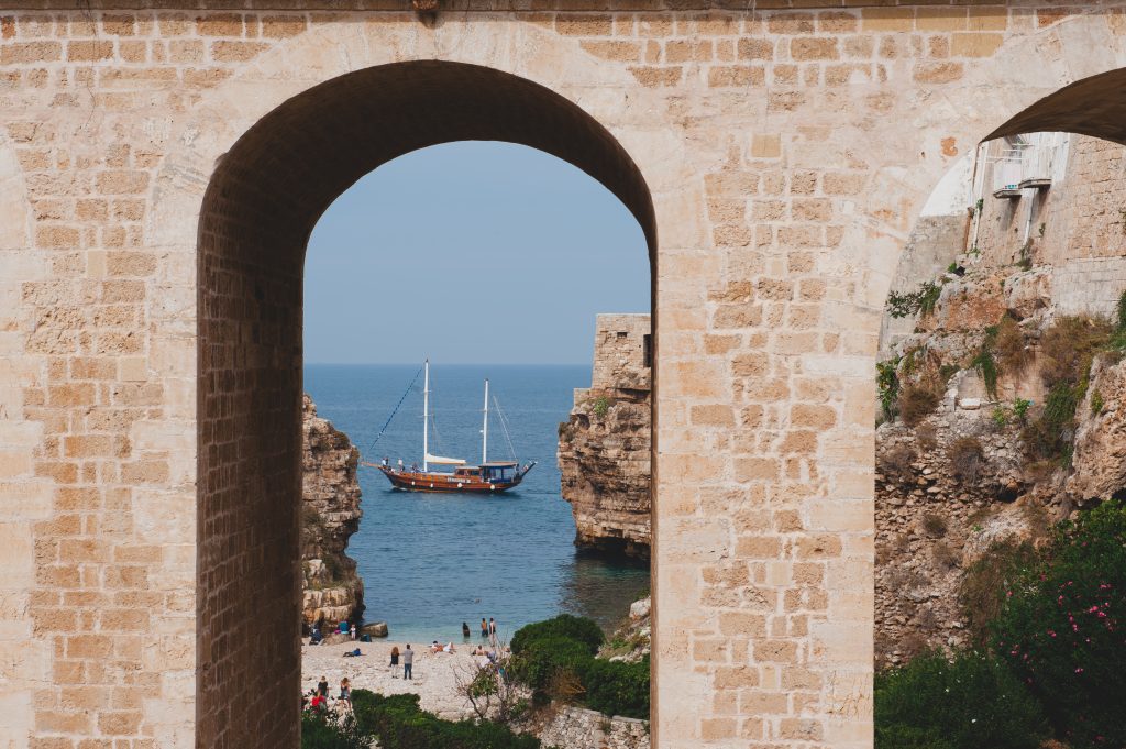 Schiff in der Lama Monachile Bucht in Polignano a Mare, Apulien Italien.