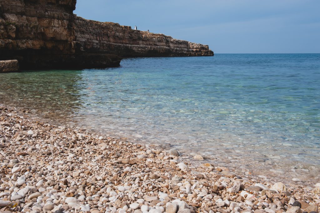 Lama Monachile Bucht Strand in Polignano a Mare, Apulien Italien.