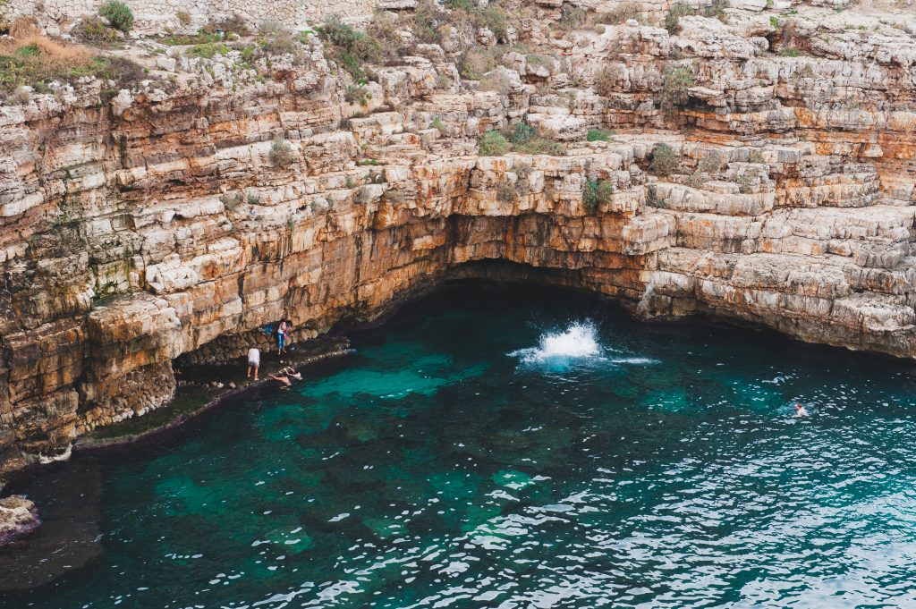 Klippenspringer in der Lama Monachile Bucht in Polignano a Mare, Apulien Italien.