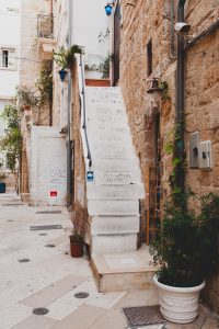Treppe mit Gedichten und Zitaten in der Altstadt von Polignano a Mare, Apulien, Italien.