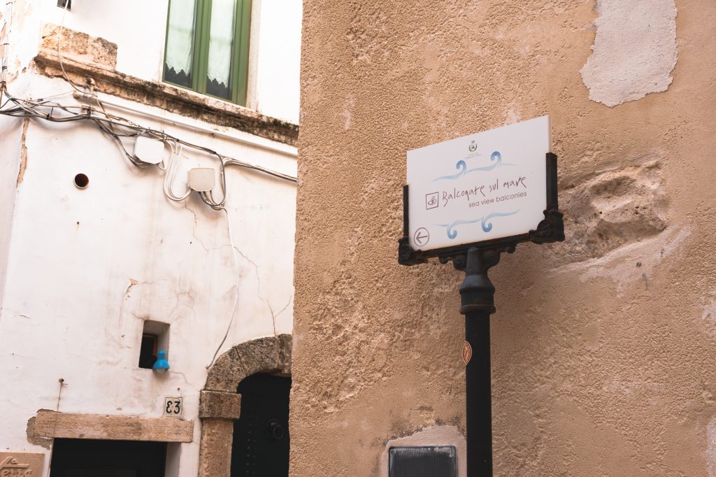 Infoschild in Polignano a Mare, Apulien, Italien.