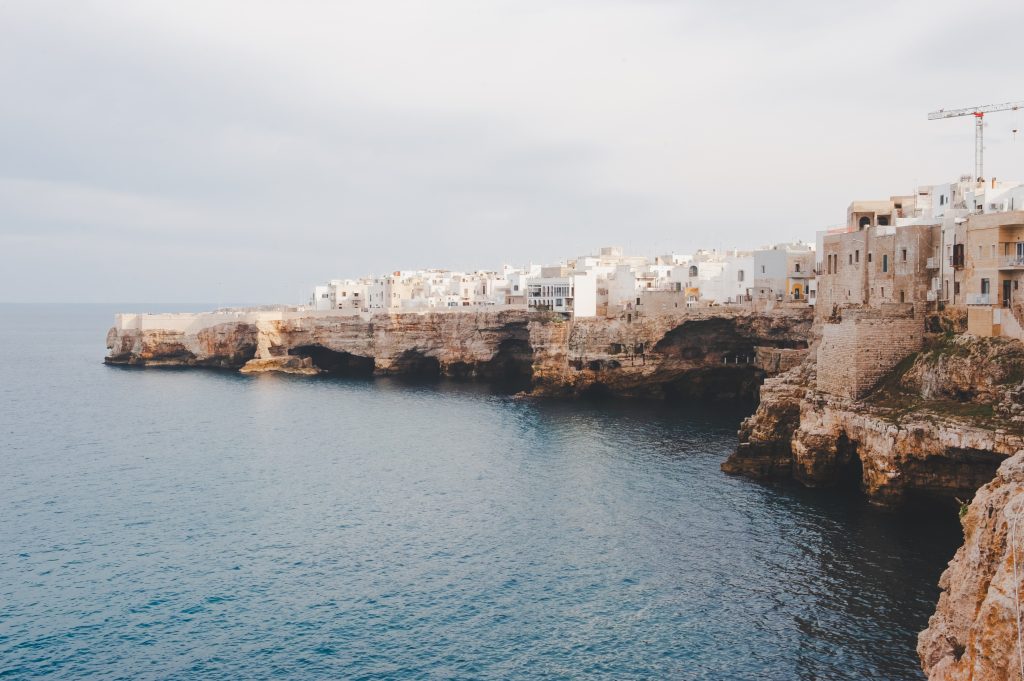 Häuser gebaut auf Klippen in Polignano a Mare, Apulien, Italien.