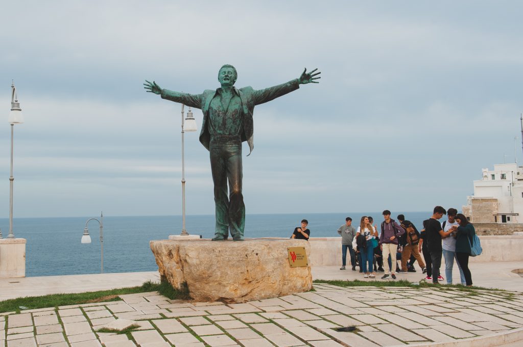 Statue von Domenico Modugno in Polignano a Mare, Apulien, Italien.