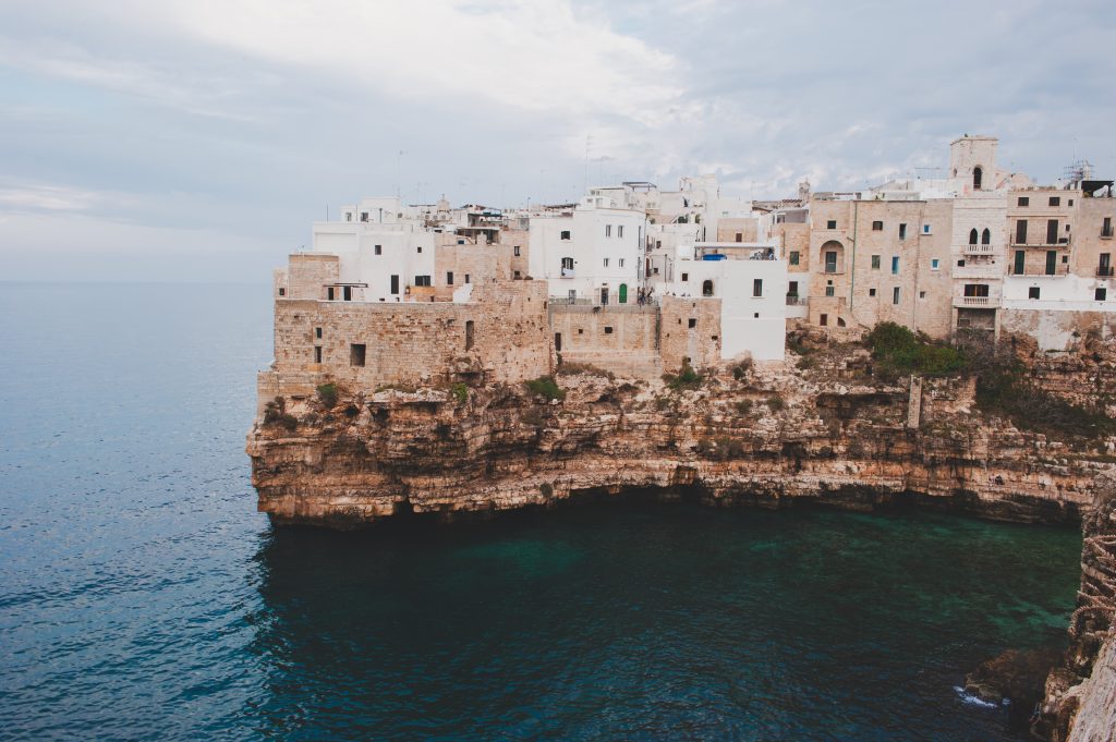 Häuser gebaut auf Klippen in Polignano a Mare, Apulien, Italien.