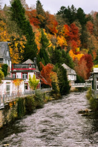 Rur mit Fachwerkhäuser in Monschau, Deutschland.