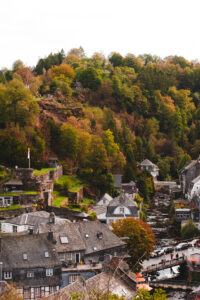 Ausblick von der Haller Ruine auf die Altstadt von Monschau, Deutschland.