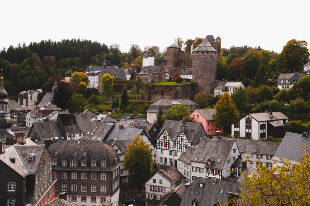 Ausblick von der Haller Ruine auf die Burg von Monschau, Deutschland.