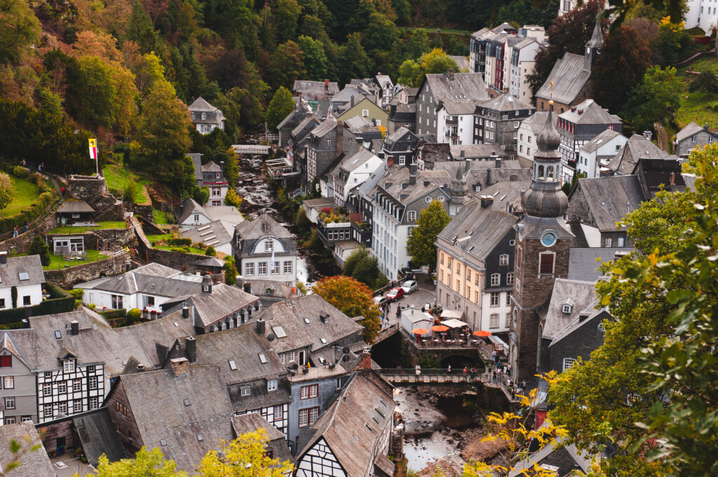 Ausblick von der Haller Ruine auf die Altstadt von Monschau, Deutschland.