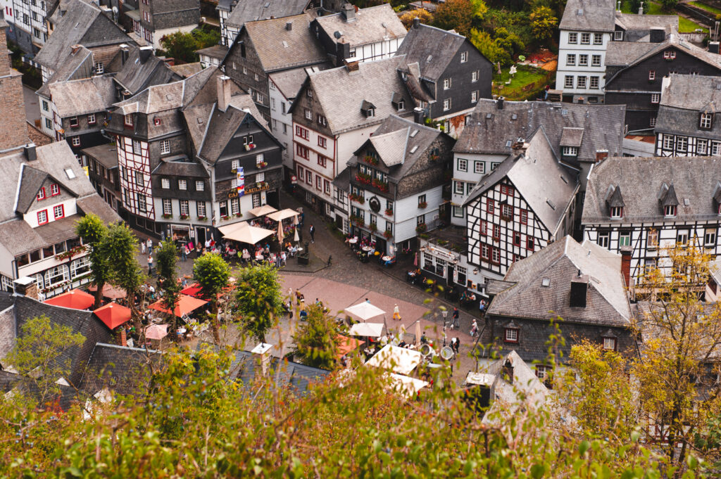 Ausblick von der Haller Ruine auf die Altstadt von Monschau, Deutschland.