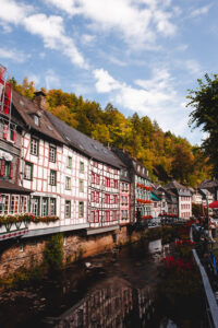 Rur mit Fachwerkhäuser in Monschau, Deutschland.