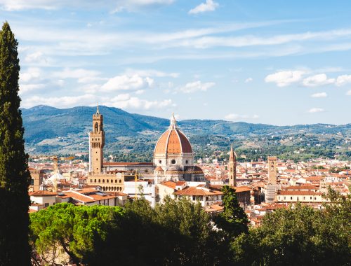Blick auf den Dom Dom Santa Maria del Fiore von den Bardini-Gärten in Florenz