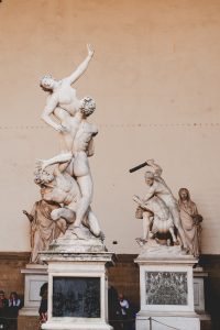 Giambolognas Raub der Sabinerinnen in der Loggia dei Lanzi in Florenz
